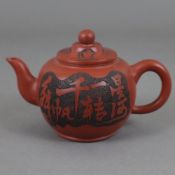 Zisha-Teekanne - China, rot-braunes Yixing-Steinzeug, kugelige Wandung, auf Wandung und Deckel umla