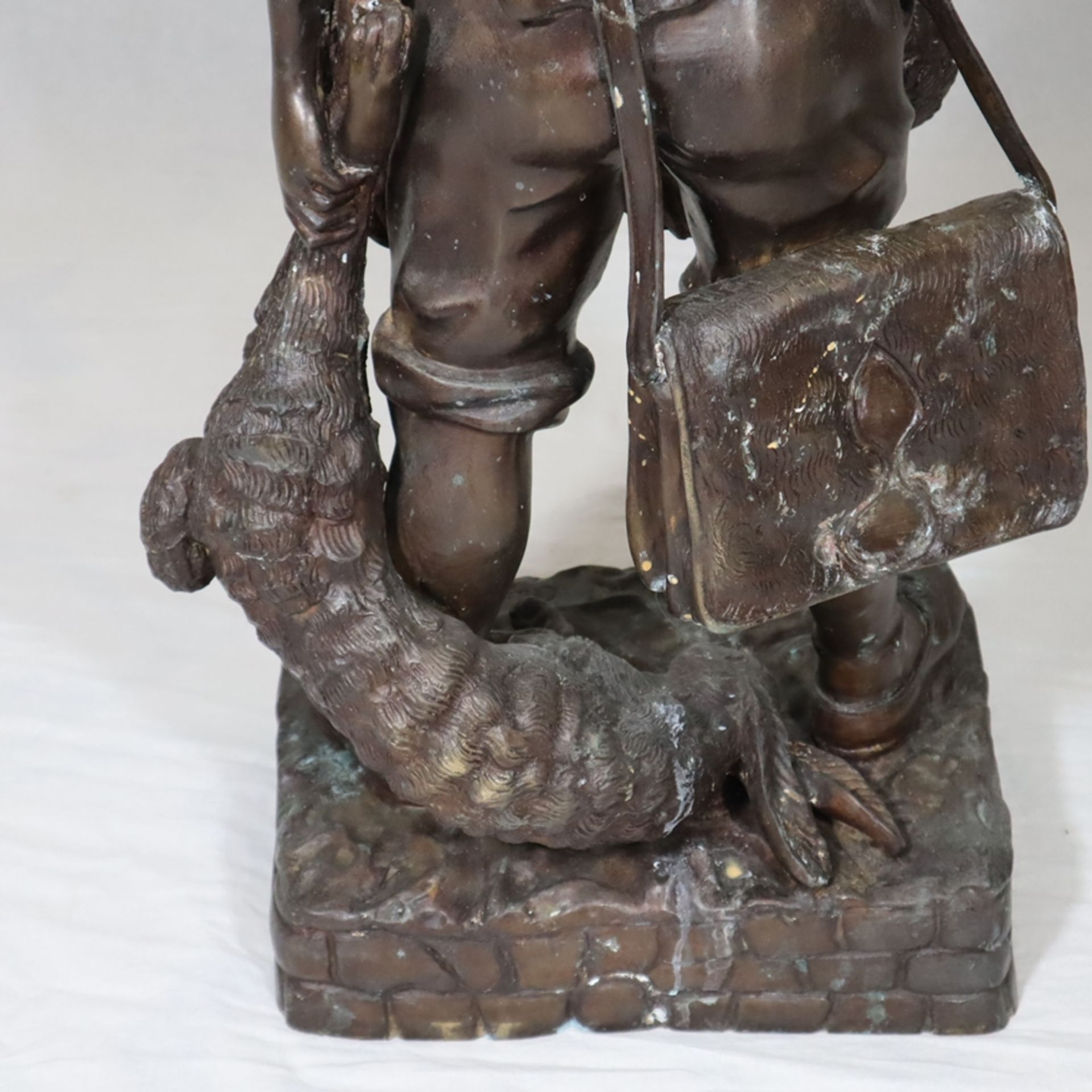 Große Bronzefigur “Junger Jäger mit Beute” - Bronzeskulptur mit braun-goldener Patina, wohl nach Au - Image 11 of 12