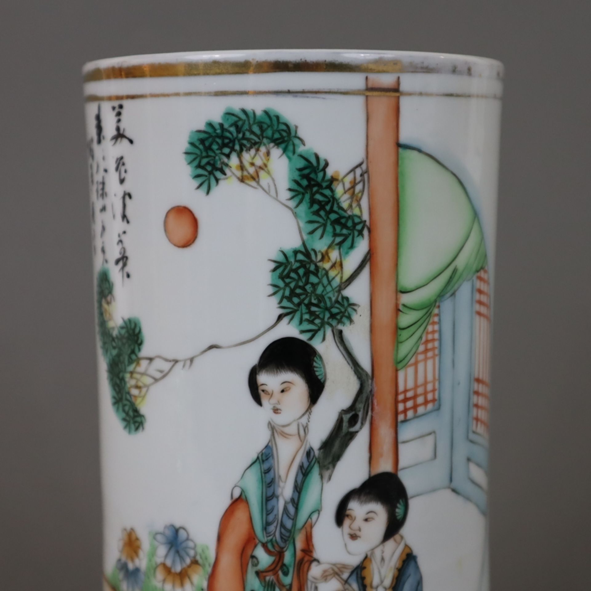 Hutständer - Porzellan, China, 20.Jh., zylindrische Form mit Hofdamen in stilisiertem Gartenpavillo - Bild 4 aus 6