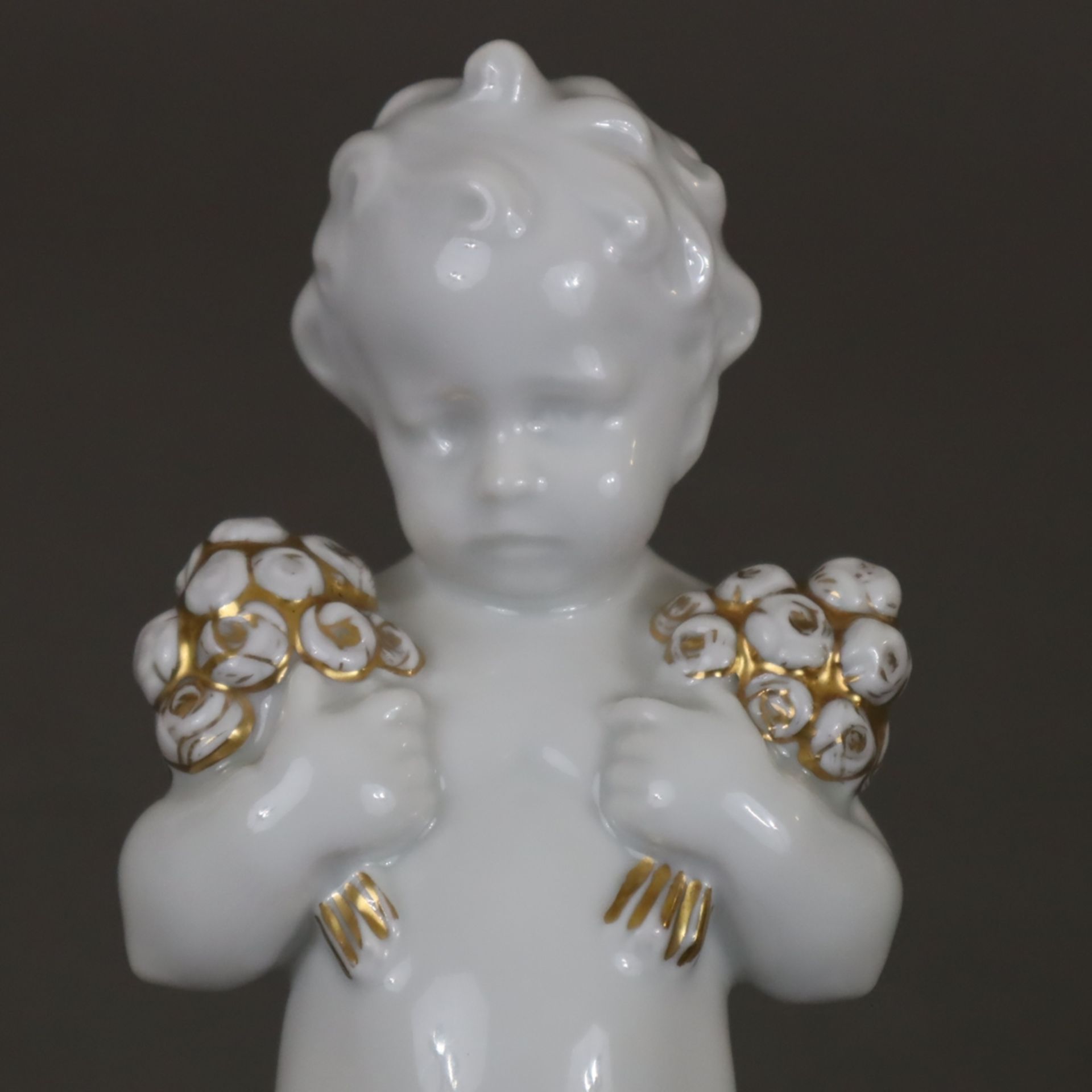 Putto mit Blumen - Hutschenreuther, Weißporzellan mit Goldakzenten, auf Halbkugel mit quadratischer - Bild 3 aus 5