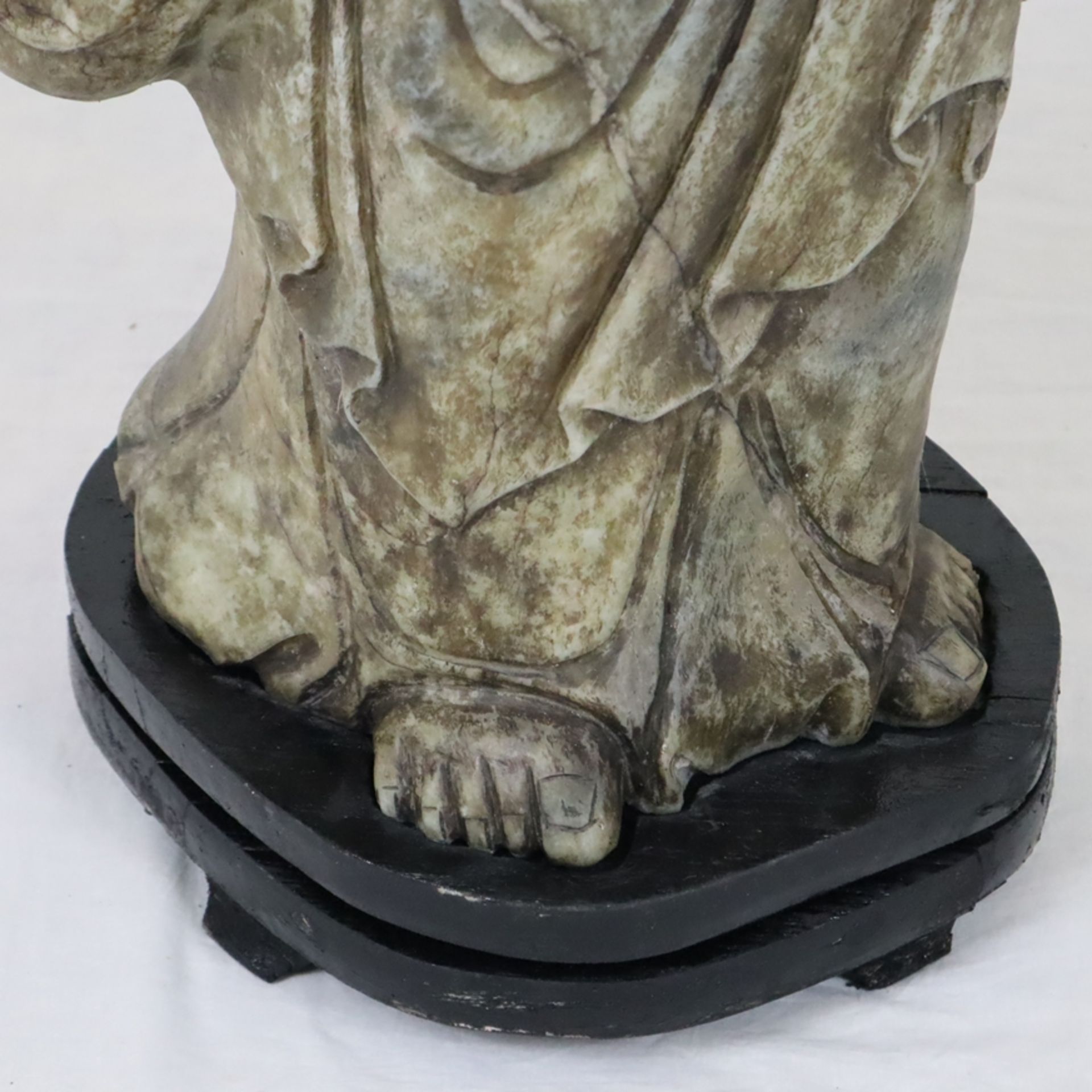 Große Steinskulptur “Guanyin mit Ruyi-Zepter und der Vase des Lebenselixiers” - China, Speckstein,  - Bild 8 aus 16