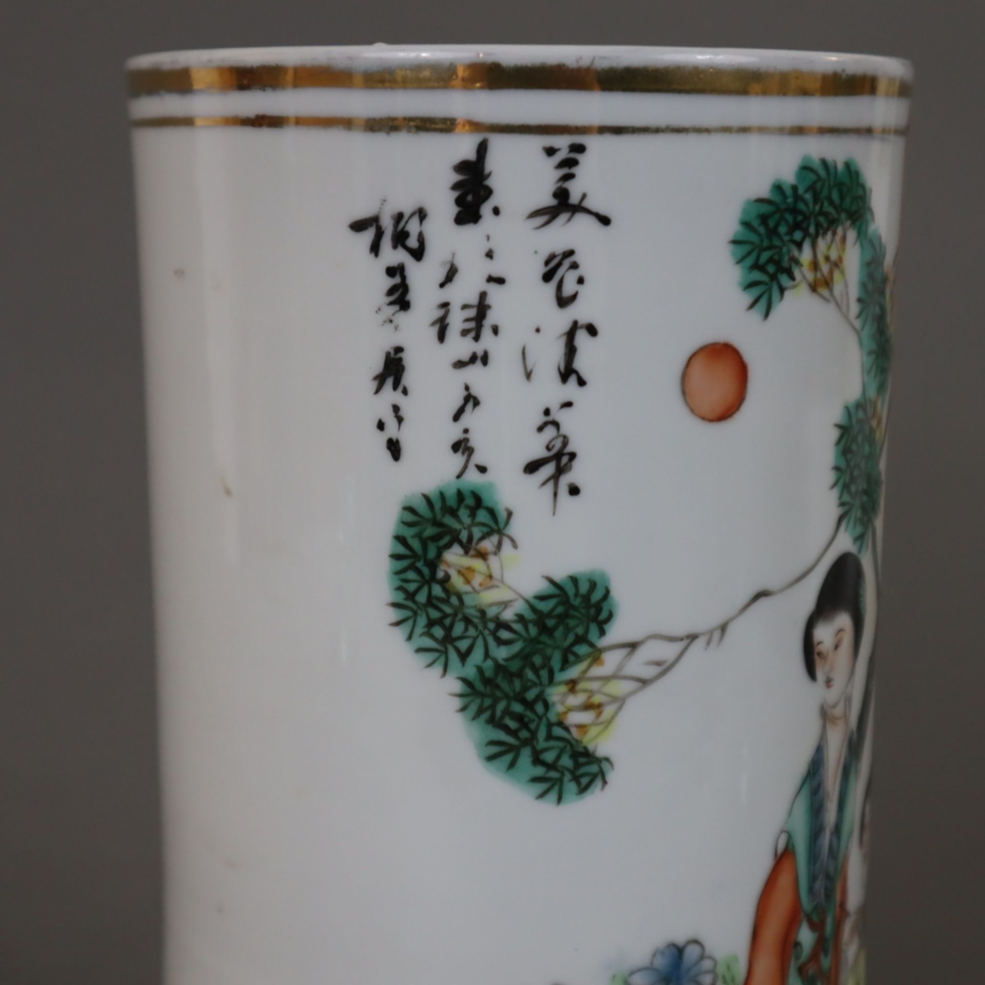 Hutständer - Porzellan, China, 20.Jh., zylindrische Form mit Hofdamen in stilisiertem Gartenpavillo - Bild 5 aus 6
