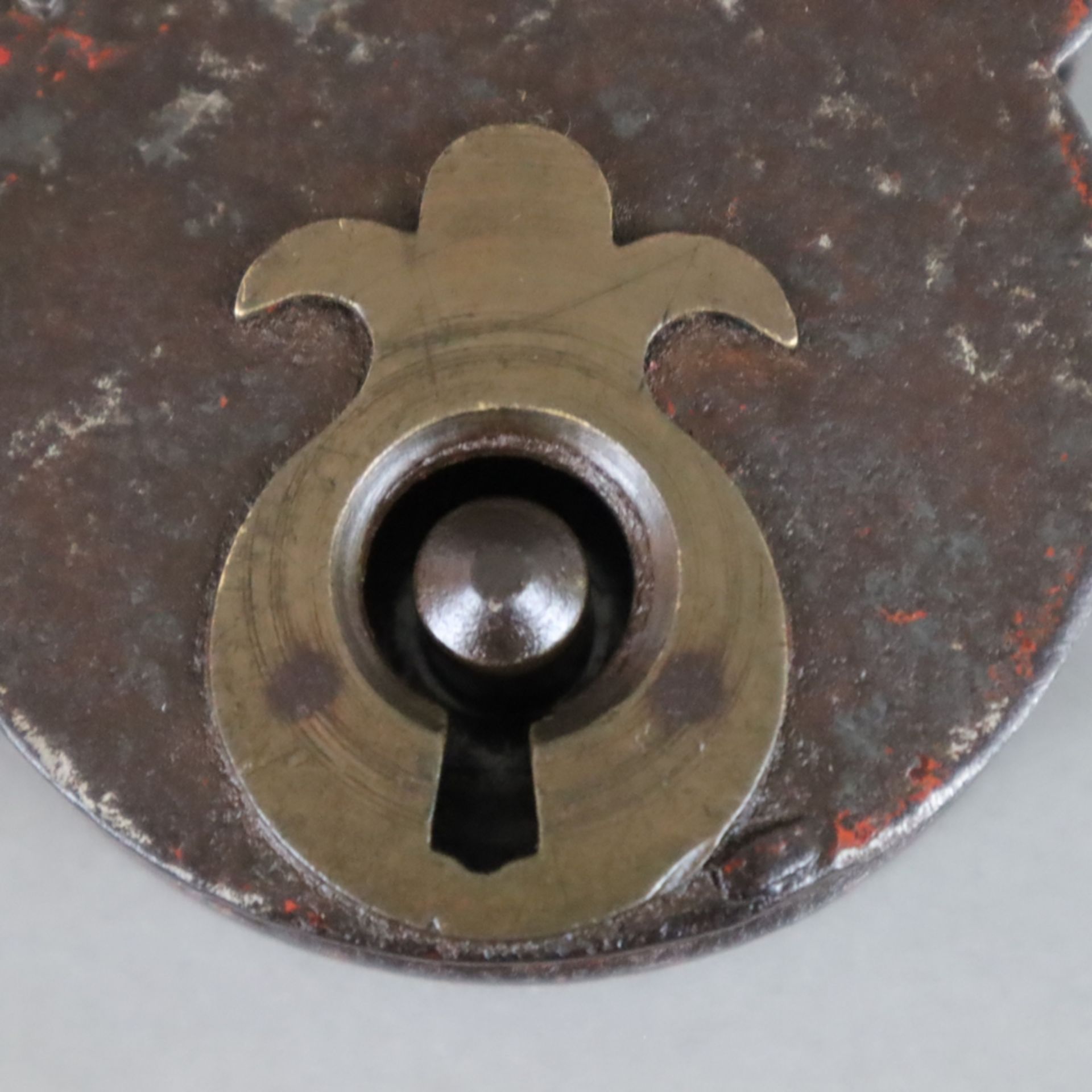 Vorhängeschloss - 19.Jh., Eisen, mit Schlüssel, intakt, L.ca.10,7cm - Image 3 of 5