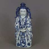 Guanyin mit Blau-Weiß-Dekor - China, Porzellanfigur mit unterglasurblauer Staffage, mit überreichem