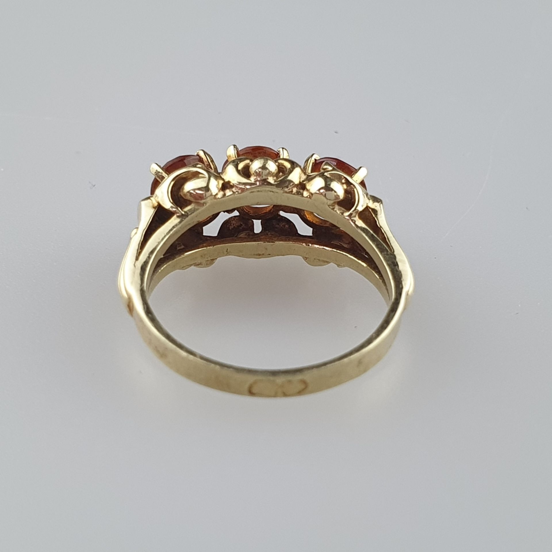 Goldring - Gelbgold 585/000, gestempelt, länglicher Ringkopf mit C-Schwüngen und drei facettierten - Image 4 of 6