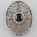 Filigran durchbrochene Saphir-/Diamantbrosche - um 1920, ovale Form, netzartig ausgestaltete Orname