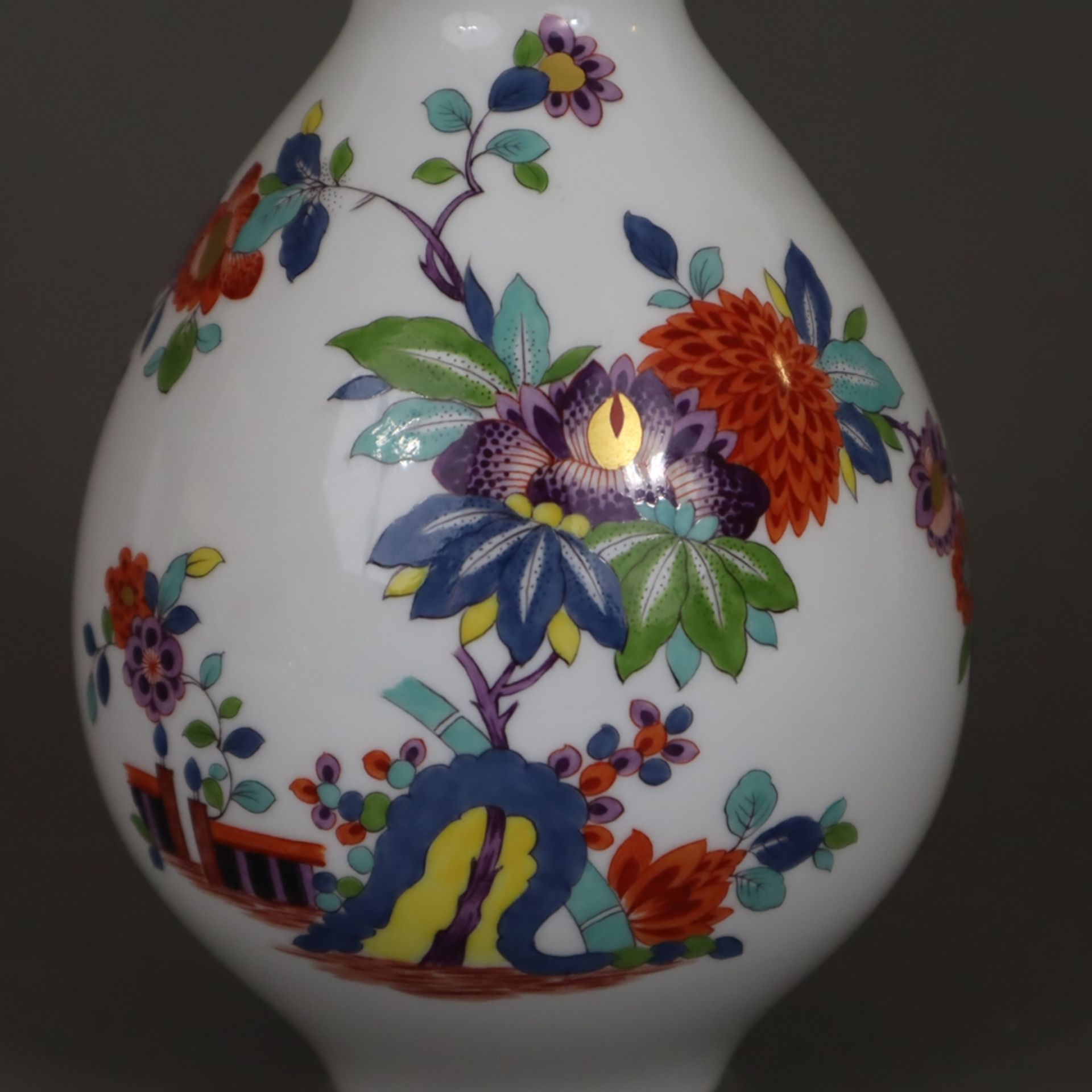 Vase - Meissen, 20.Jh., "Kakiemon"-Dekor, gebauchte Form mit konischem Hals, Porzellan, polychrome  - Bild 3 aus 7