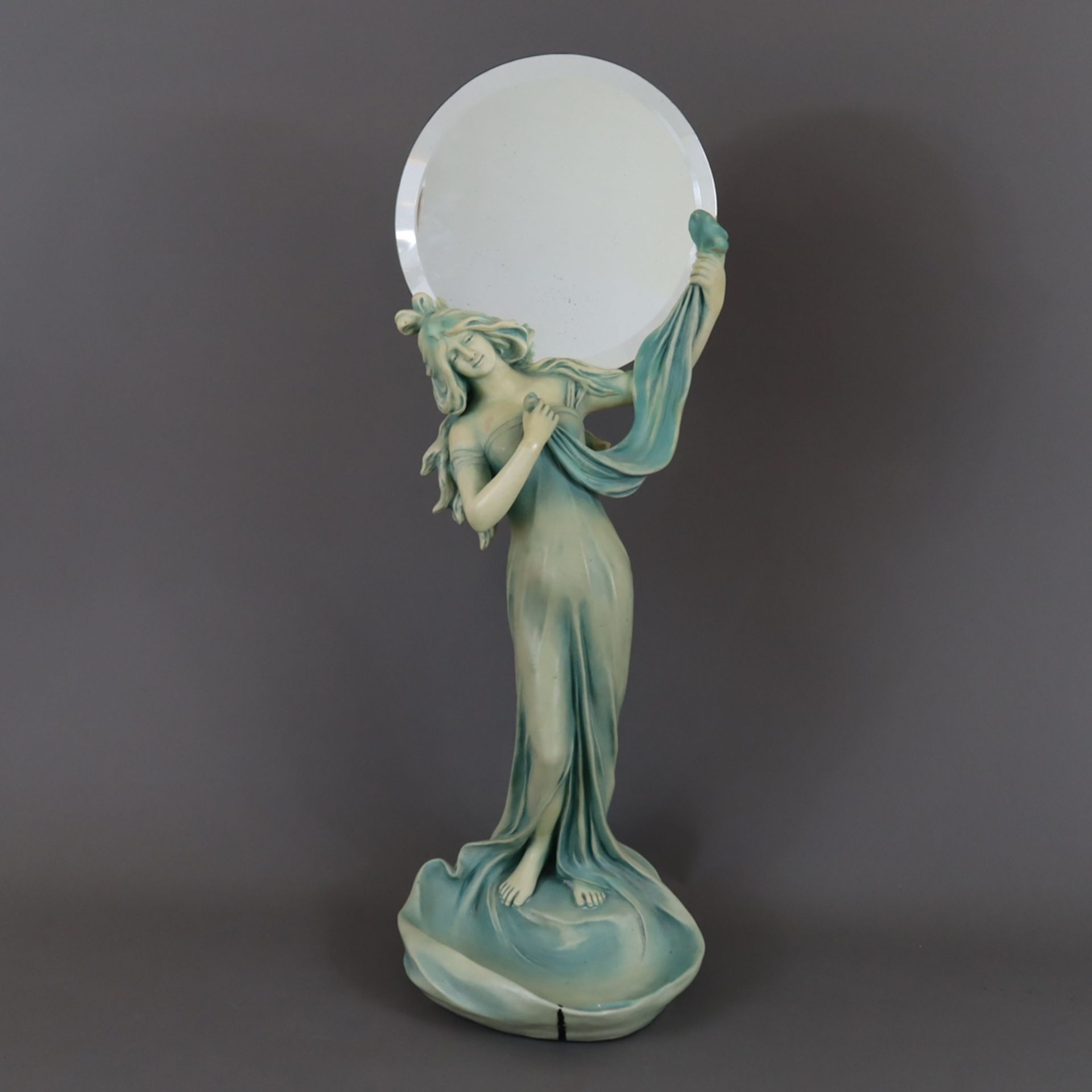 Großer figürlicher Tischspiegel - Keramik, grün-beige Engobe, vollplastische Jugendstil-Figur einer