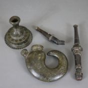 Wasserpfeife- Indien, späte Mogulzeit, Bronze, kunstvoll ziseliert, Behälter in geschweifter Fischf
