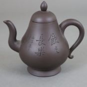 Zisha-Teekanne - China, dunkelbraunes Yixing-Steinzeug, auf der Wandung umlaufend eingeritzte Insch
