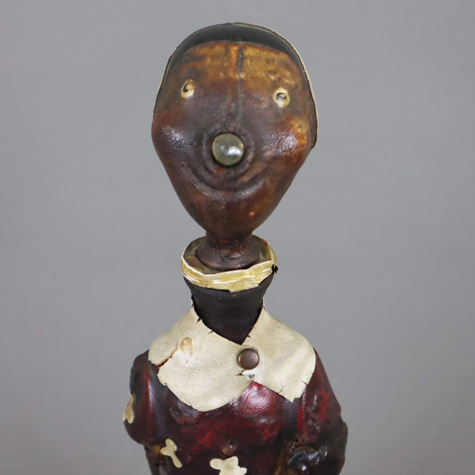 Figürliche Glasflasche - gelb getöntes Glas mit Lederummantelung, auch Boden, Stöpsel in Kopfform,  - Bild 2 aus 8