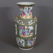 Rouleau-Vase mit "Mandarin rose"-Dekor - China 20.Jh., Porzellan üppig bemalt mit Hofszenen und flo