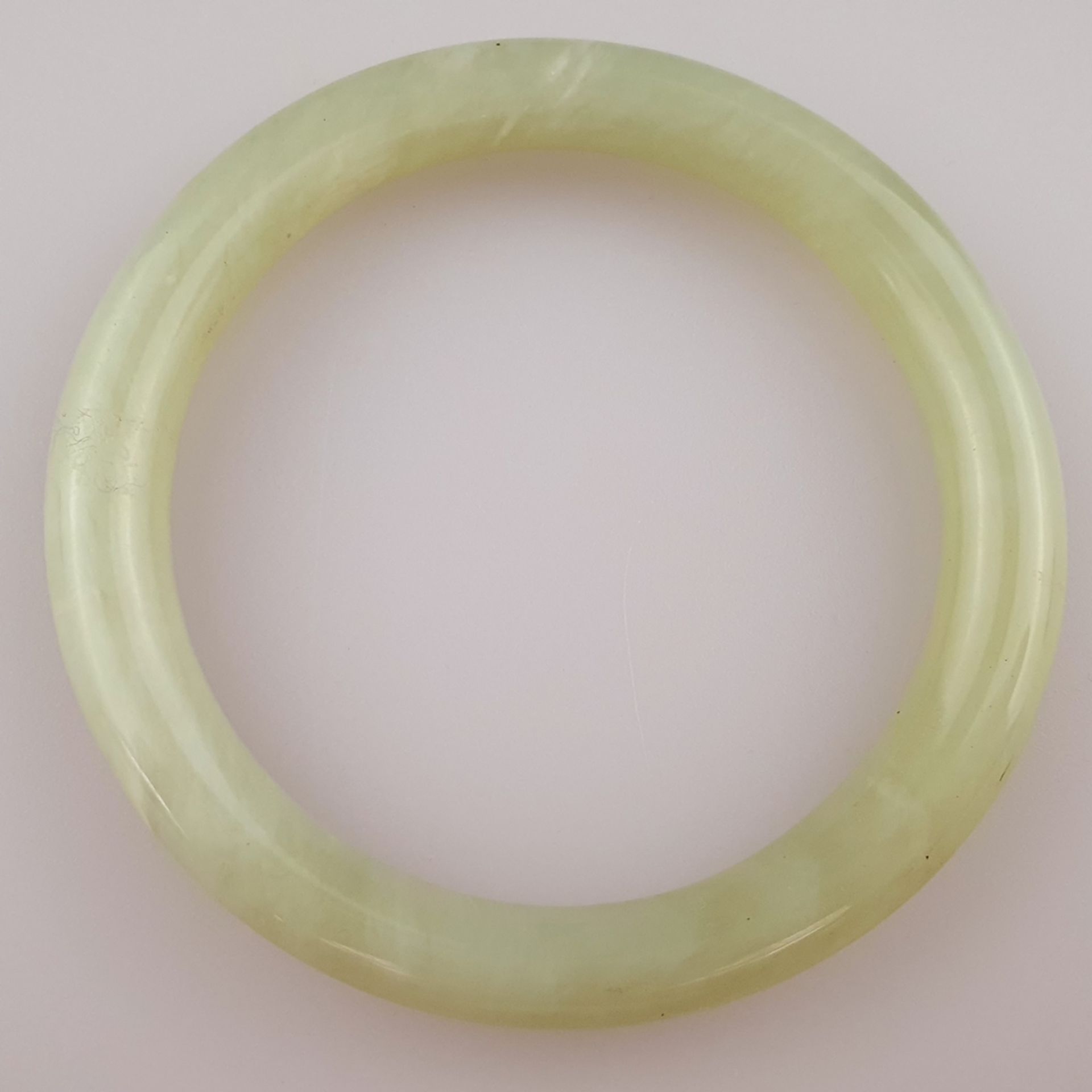 Jadearmreif - China, feine Seladonfarbe, abgerundet, fein poliert, Durchmesser ca.7,8cm