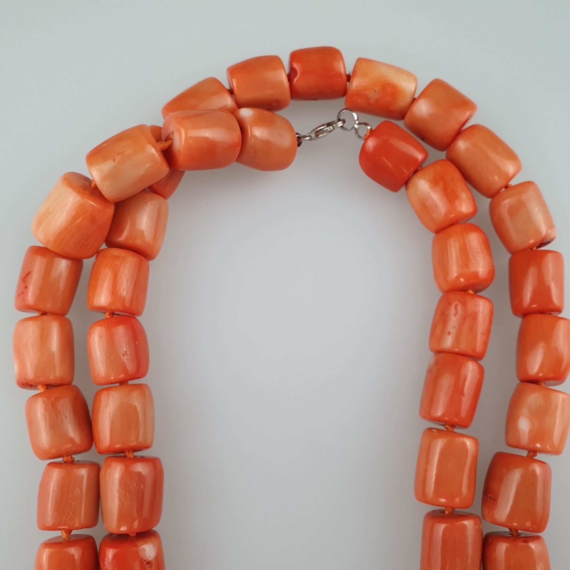 Korallenkette - lange Halskette aus 65 großen Korallen-Nuggets in Einzelknotung, 925er-Silberversch - Image 3 of 4