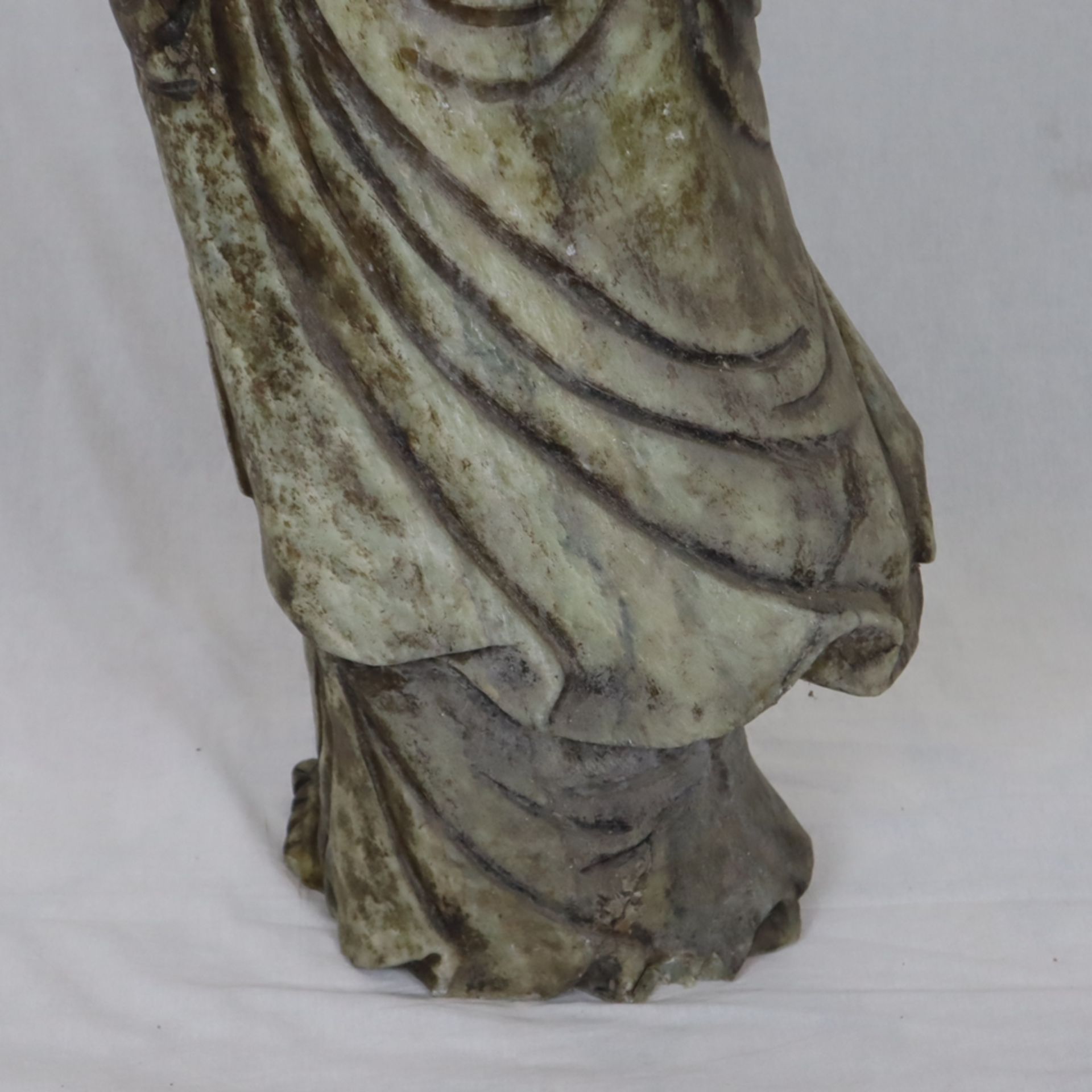 Große Steinskulptur “Guanyin mit Ruyi-Zepter und der Vase des Lebenselixiers” - China, Speckstein,  - Bild 14 aus 16