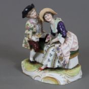 Rokoko-Paar im Zwiegespräch - Porzellan, polychrom bemalt, goldstaffiert, auf einer Bank sitzendes 