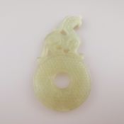 Bi-Scheibe mit Chilong-Drachen - China 20.Jh., kleine Bi-Scheibe aus seladonfarbener-Jade, beidseit