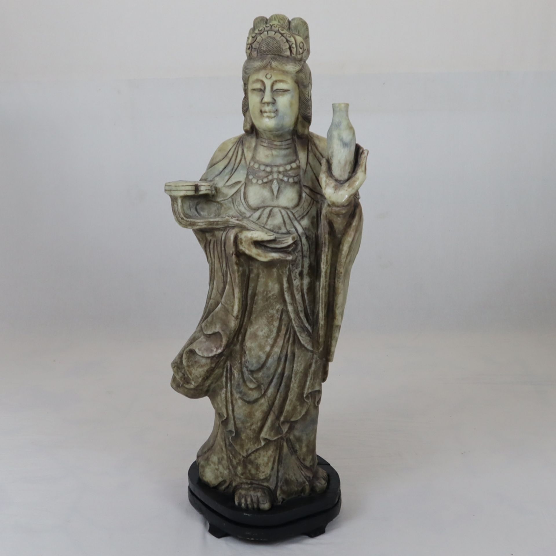 Große Steinskulptur “Guanyin mit Ruyi-Zepter und der Vase des Lebenselixiers” - China, Speckstein, 