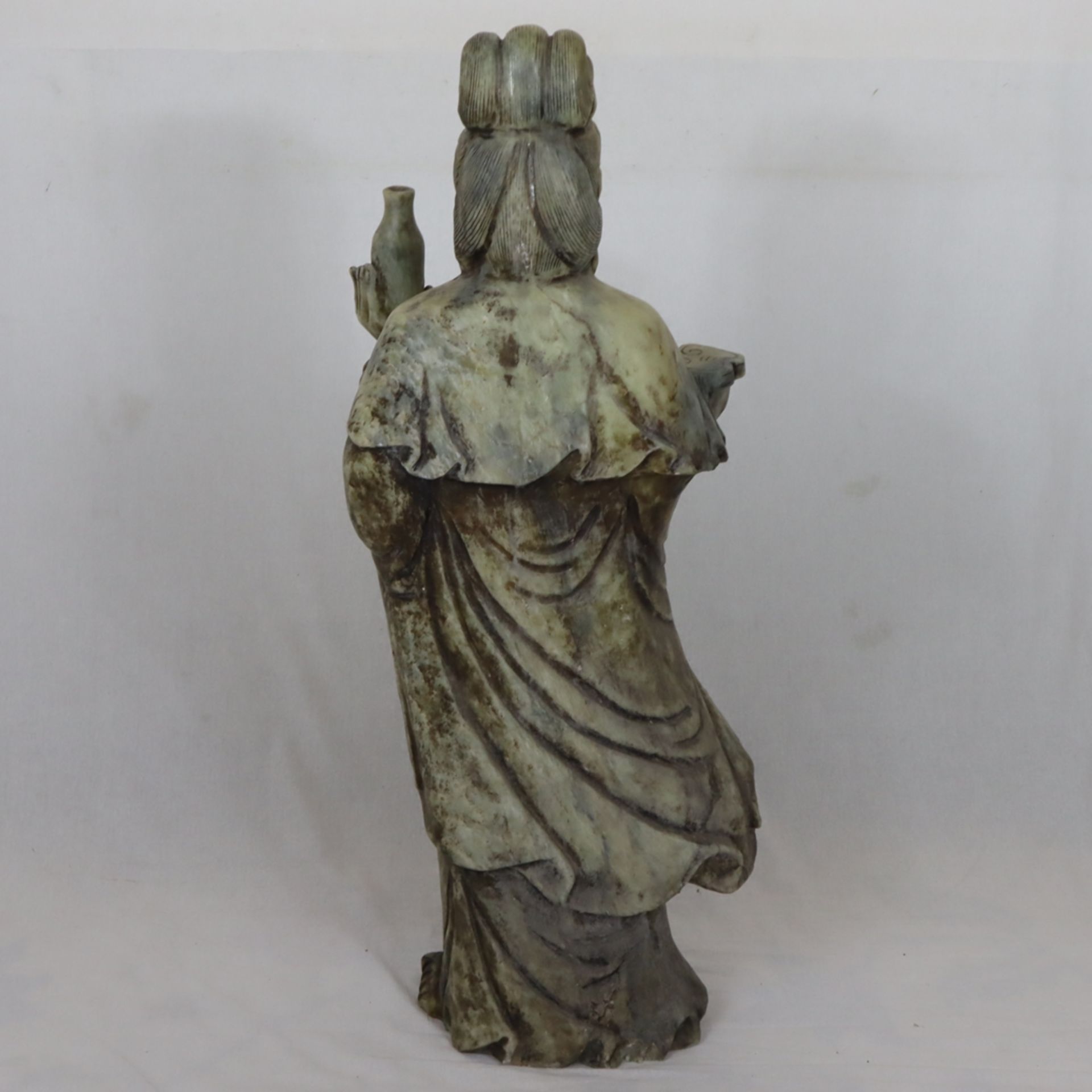 Große Steinskulptur “Guanyin mit Ruyi-Zepter und der Vase des Lebenselixiers” - China, Speckstein,  - Bild 11 aus 16