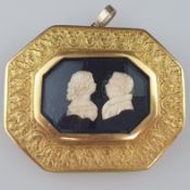 Antike Brosche/Anhänger - 19.Jh., Goldfassung mit reliefierter Ornamentik, unter Glas zwei Profilpo
