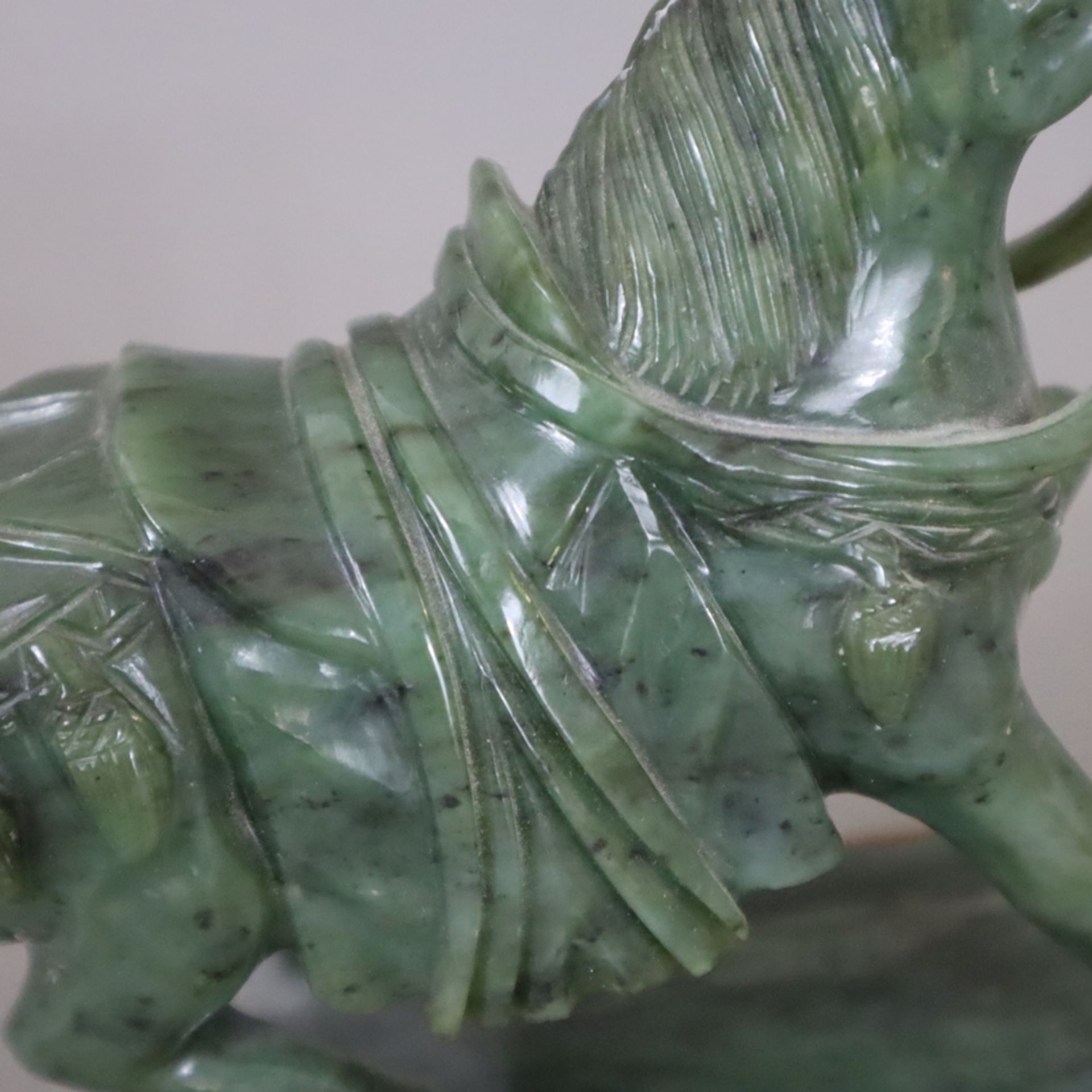 Jadepferd - China, wohl frühes 20.Jh., vollplastisch geschnitztes Pferd mit Sattel und Zaumzeug, au - Bild 7 aus 8
