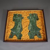Zwei Jadeobjekte in Phönixform - fein geschnitzt, ziergraviert und poliert, H.ca.25,5 cm, teils Bes
