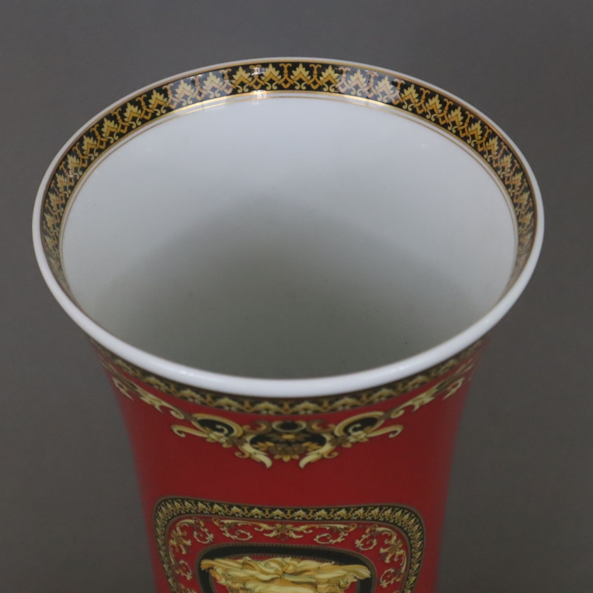 Versace -Vase 'Medusa' für Rosenthal - Zylinderform mit auskragendem Rand, Boden mit gold/schwarzem - Bild 2 aus 8