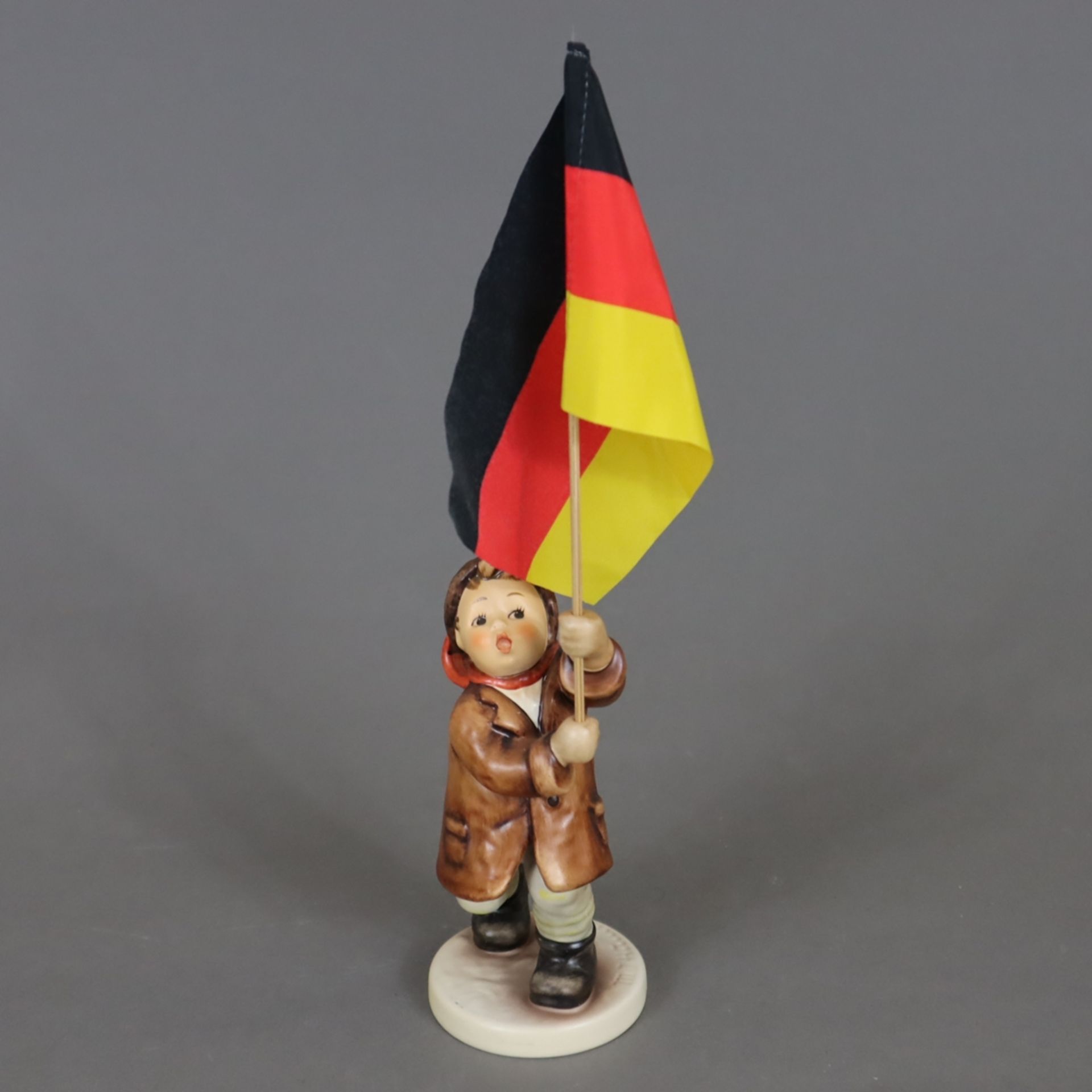 Hummel-Figur "Fahnenträger" - Goebel, Modellnr. 739/I, Steingut, polychrom bemalt, Plinthe mit Präg