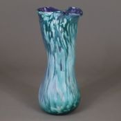 Künstlervase - 20.Jh., farbloses Glas mit farbigen Einschmelzungen, mehrfach gedrückte und geschwei