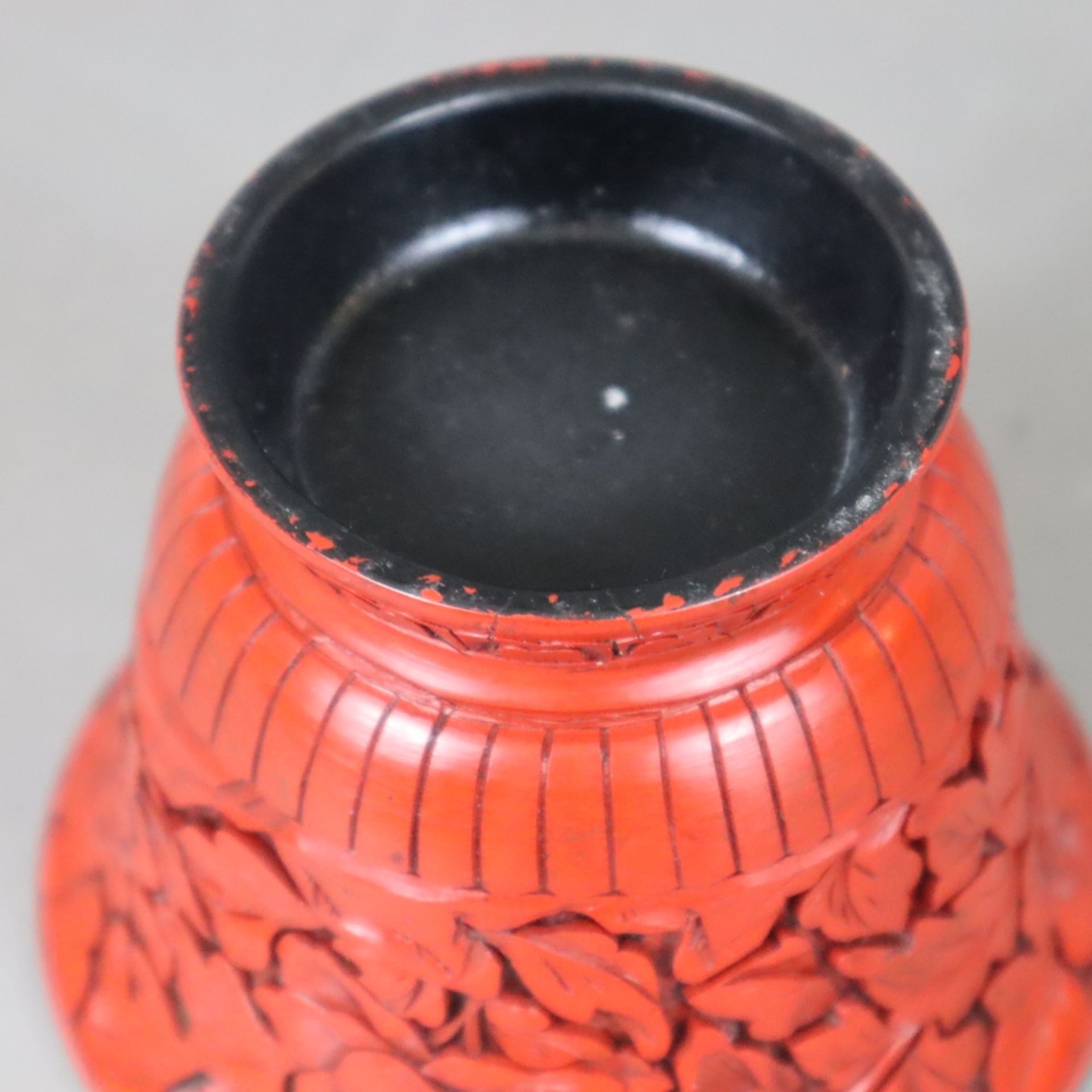 Fußbecher - China, runde Kuppe mit ausgestelltem Rand über niedrigem Fuß, außen Rotlack mit Päonien - Bild 6 aus 6