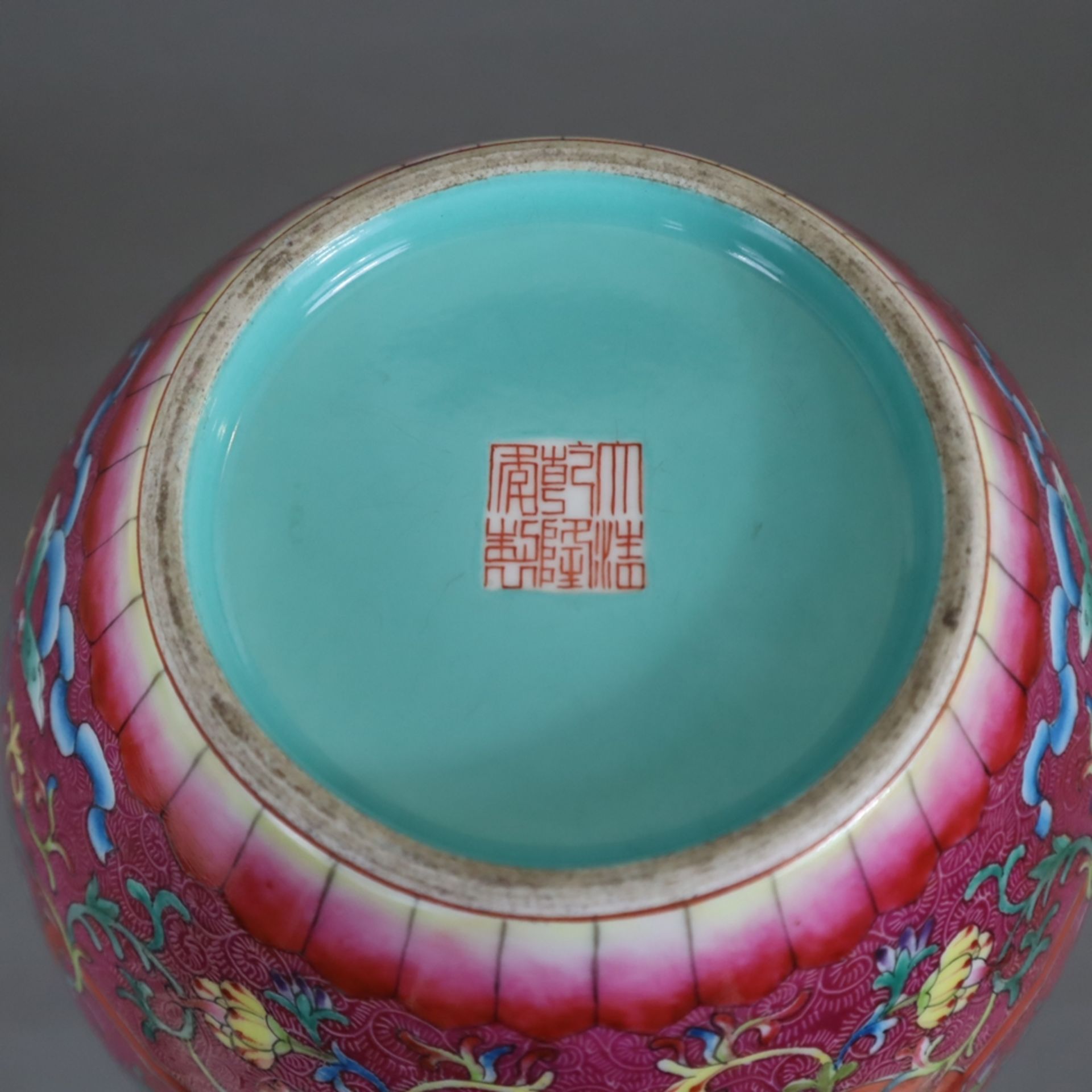 Doppelkürbis-Vase - China, Bemalung in polychromen Emailfarben mit mäandrierenden belaubten Ranken  - Bild 12 aus 13