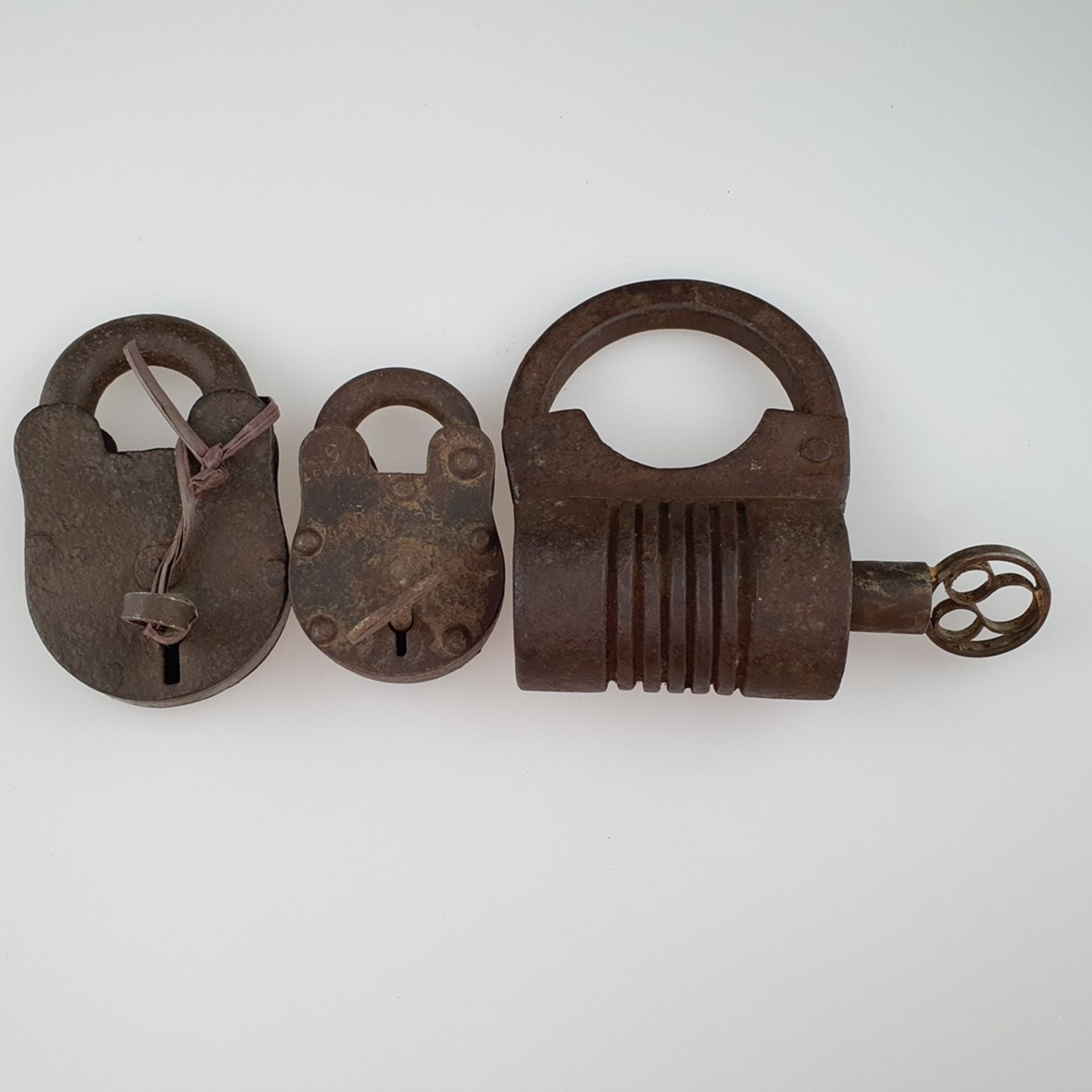 Drei Schlösser - 19.Jh., Eisen, 2x Vorhängeschloss, mit Schlüssel, intakt, L.ca.8,5/10,5cm, 1x Büch