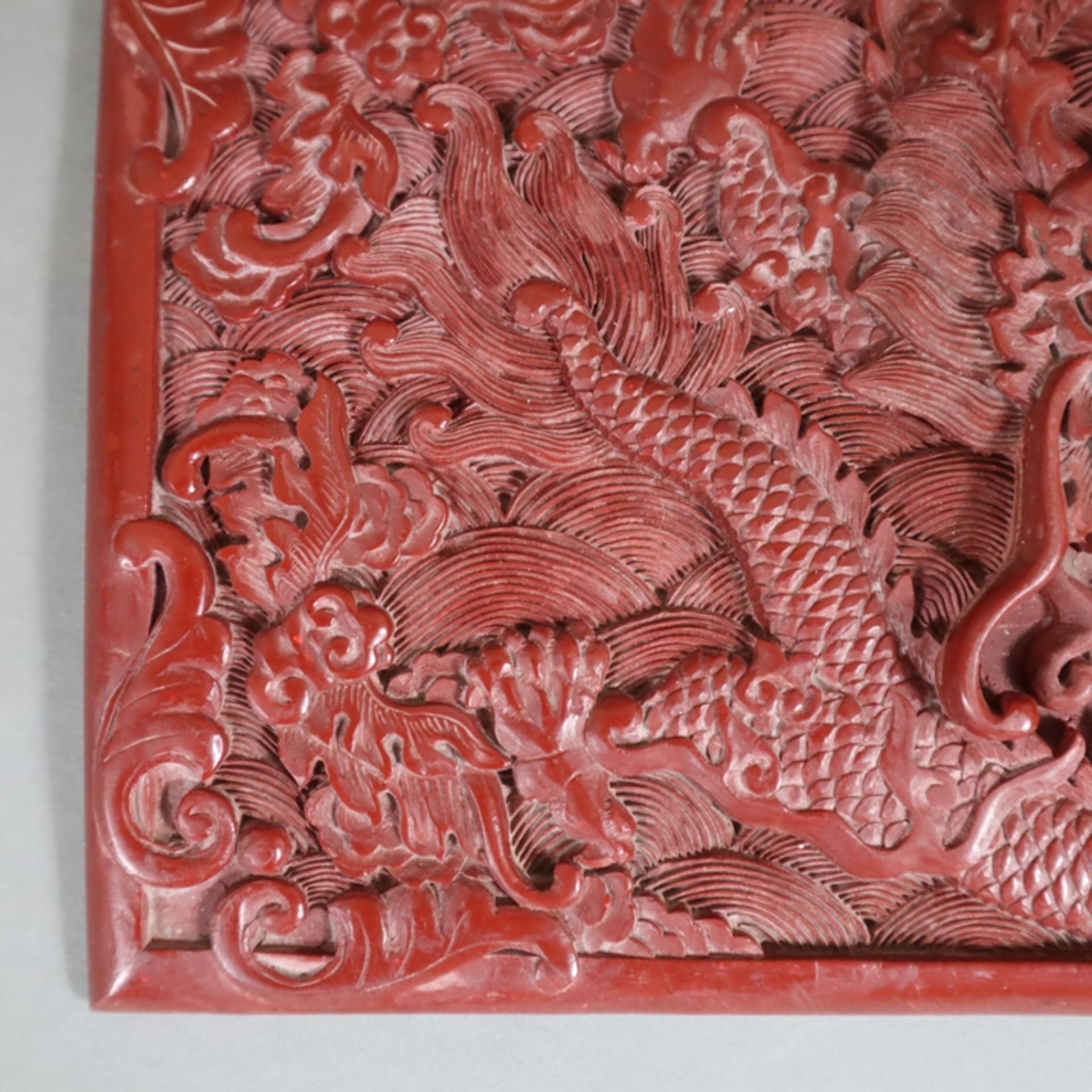 Große Lackplakette - China, roter Lack, rechteckig, in Reliefarbeit gewundener fünfklauiger Drache  - Bild 5 aus 6