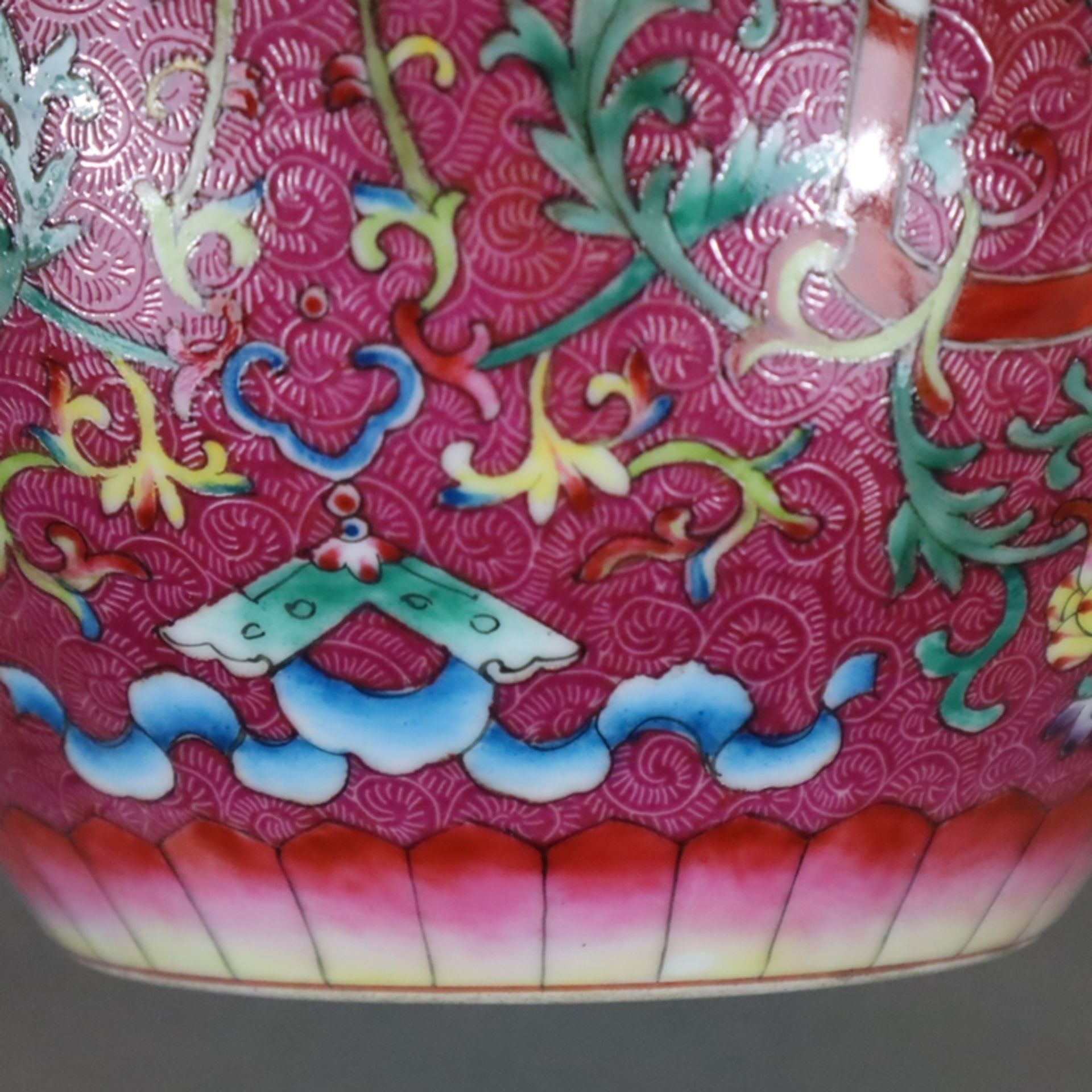 Doppelkürbis-Vase - China, Bemalung in polychromen Emailfarben mit mäandrierenden belaubten Ranken  - Bild 11 aus 13