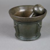 Mörser mit Pistill - 17./18. Jh., Bronze, auf der Wandung vier Rippen, HxD:ca.8x11cm, Pistill L.ca.