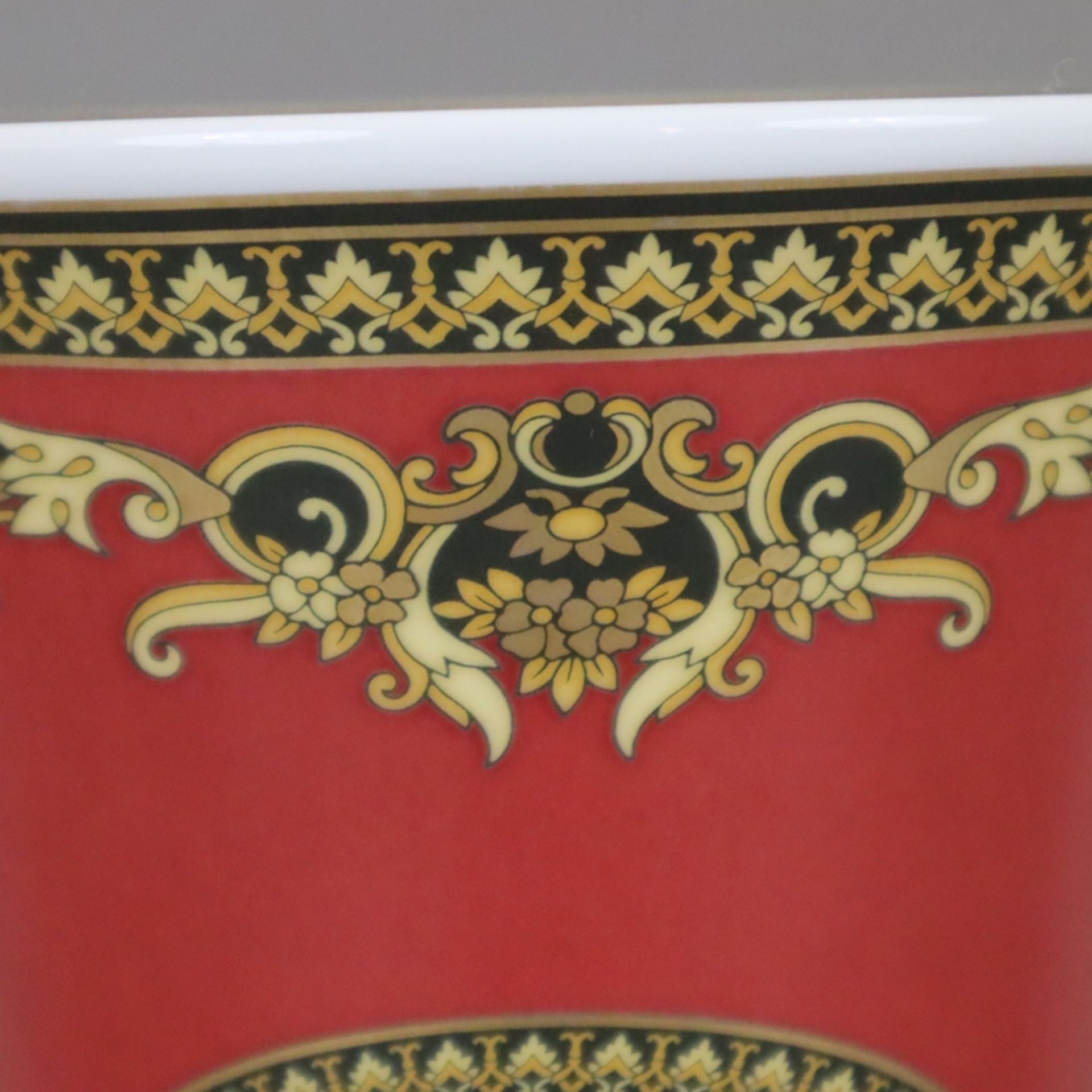 Versace -Vase 'Medusa' für Rosenthal - Zylinderform mit auskragendem Rand, Boden mit gold/schwarzem - Bild 3 aus 8