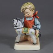 Hummel-Figur "Der Pferdefreund" - Goebel, Steingut, polychrom bemalt, Junge mit Spielzeug, rückseit
