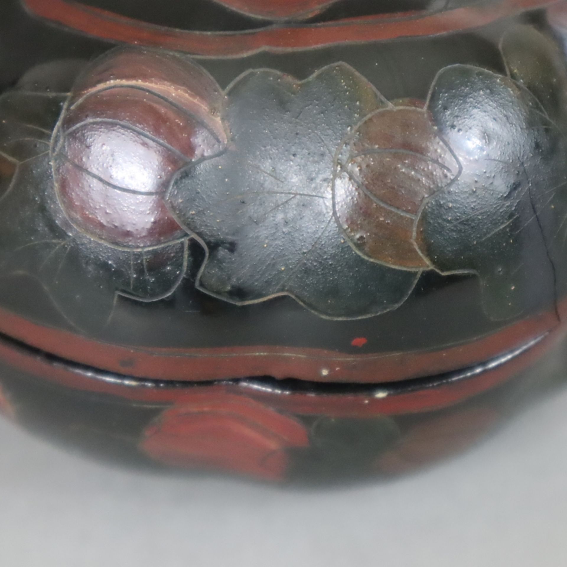 Lackdose - Kürbisform mit Stülpdeckel, schwarzer und roter Lack auf Pappmaché, graviert und bemalt, - Bild 5 aus 8
