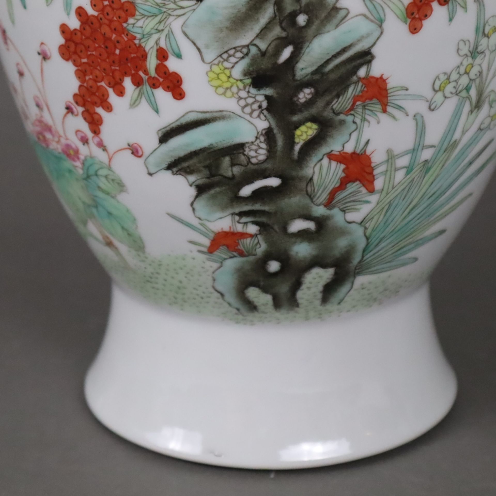 Famille rose-Balustervase - China, Porzellan, schauseitig fein bemalt mit blühenden Pflanzen am Zie - Bild 8 aus 11