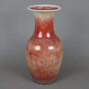 Balustervase - Porzellan, beigefarbene Glasur mit roter Laufglasur, Glasur mit feinem farblosem Cra