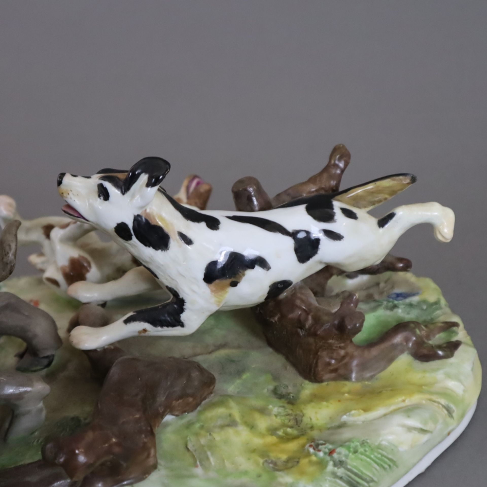 Tiergruppe „Sauhatz“ - Porzellan mit polychromer Bemalung, Jagdszene mit von drei Jagdhunden angegr - Bild 9 aus 11