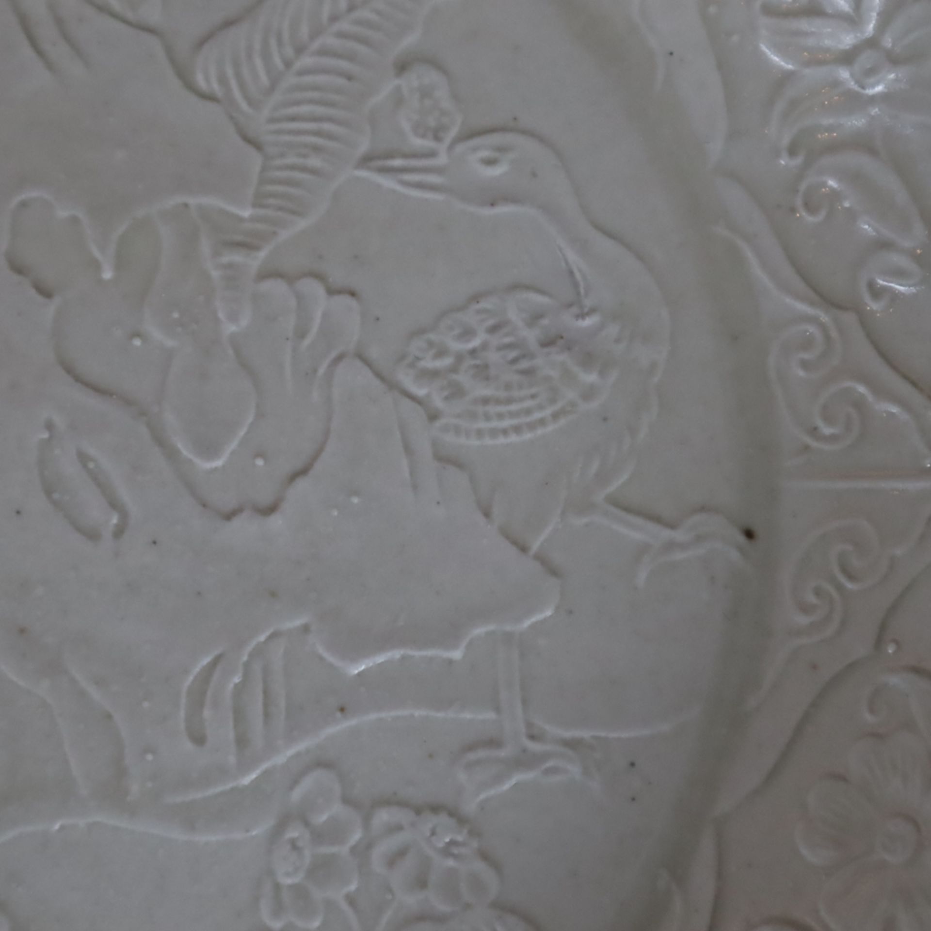 Flache Schale - China, Steinzeug, runde Form ohne Standring, allseits gräuliche Glasur, im Inneren  - Bild 6 aus 8