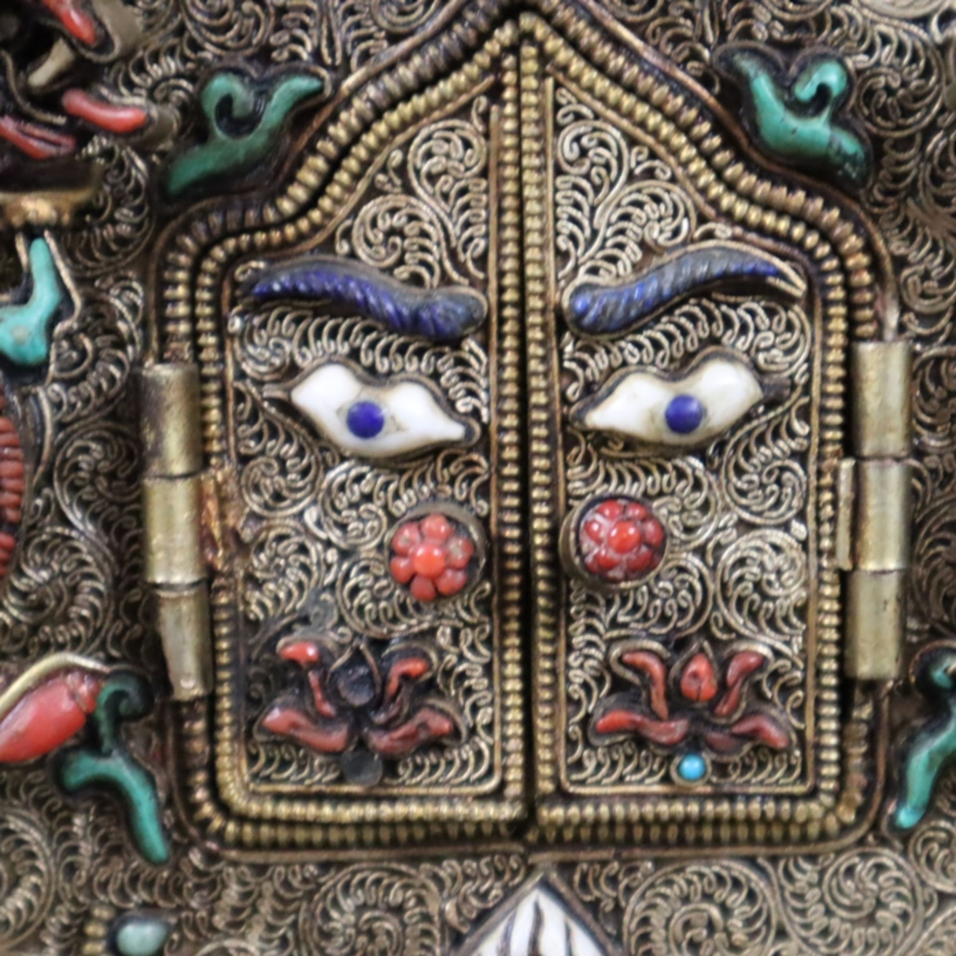 Kleiner tragbarer Prunkschrein (Gau) mit Manjushri-Figur - Tibet, Silberlegierung, geschweiftes Geh - Bild 5 aus 11