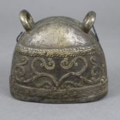 Kleine Glocke - Burma/Myanmar, Bronzelegierung, abgeflachter Korpus mit seitlich angesetzten Ösen z
