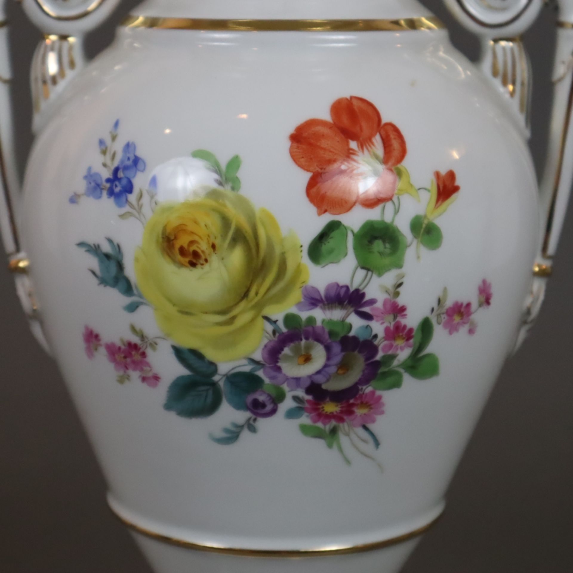 Volutenhenkel-Vase - Meissen, Empireform, Porzellan, beidseitige polychrome Blumenmalerei, Goldstaf - Bild 8 aus 12