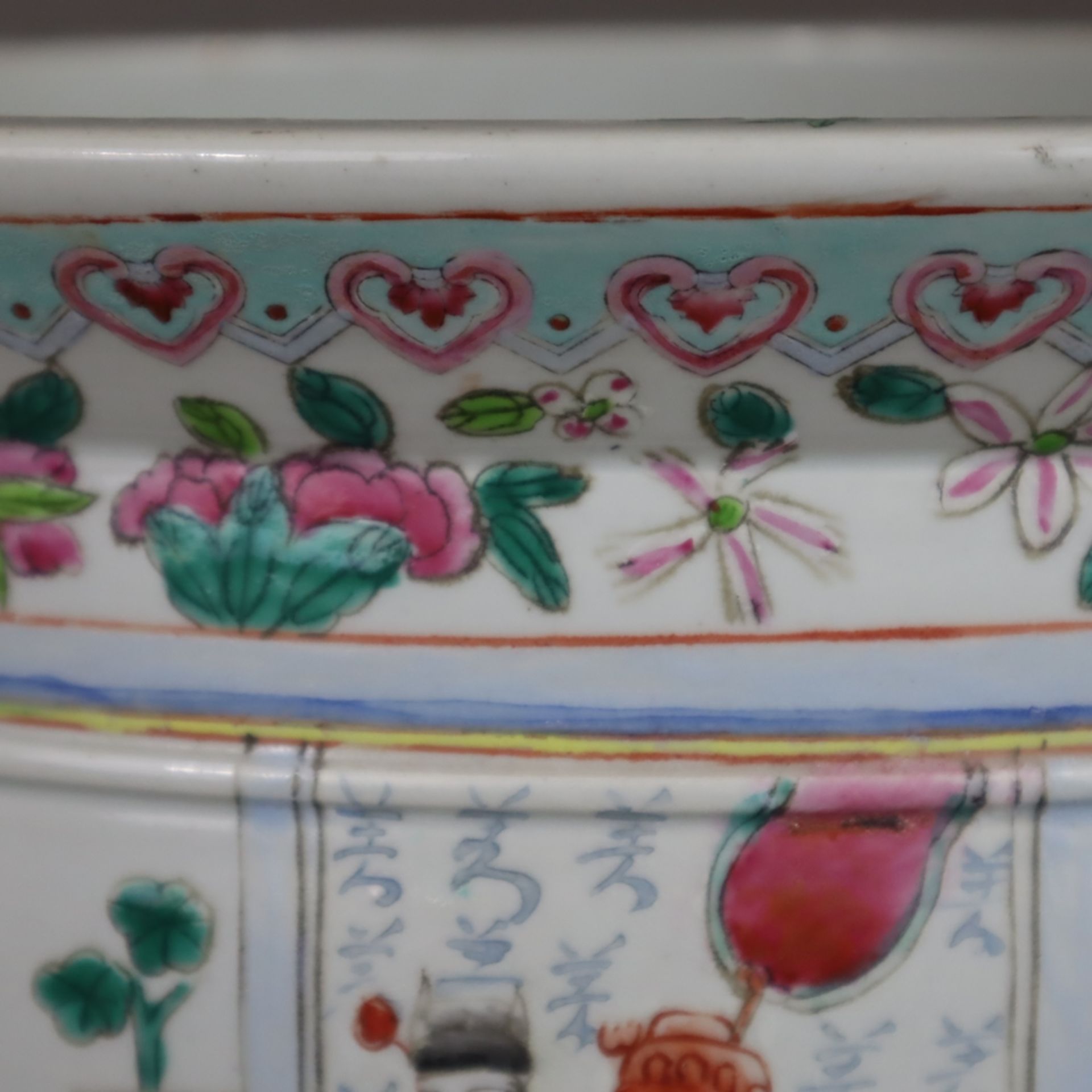 Fishbowl - China, 20.Jh., Porzellan, außen polychrom bemalt in Emailfarben der Famille Rose, in Res - Bild 11 aus 12