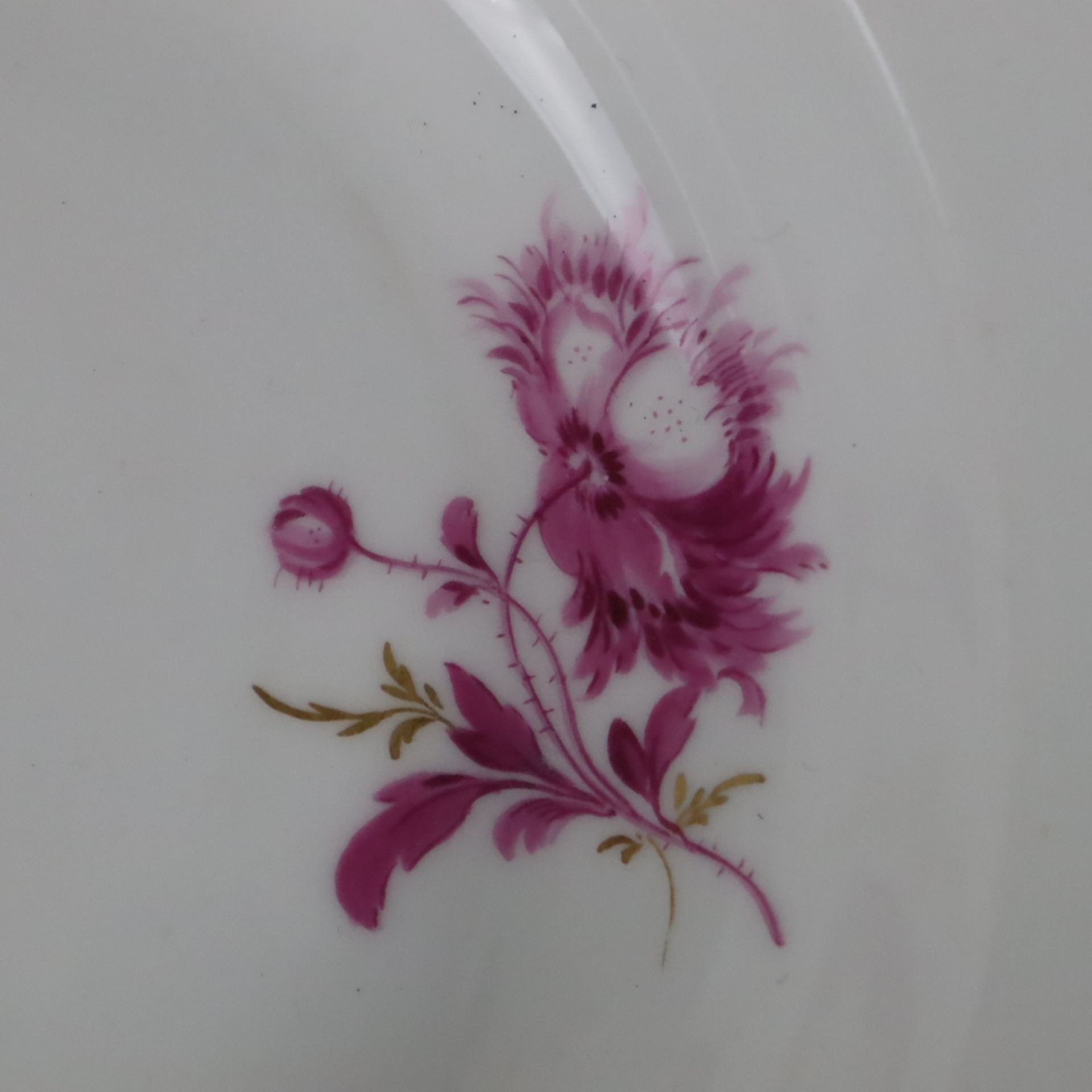 Fünf Suppenteller - Meissen, Form "Neuer Ausschnitt", Porzellan, purpurrote Blumenmalerei mit Golda - Bild 5 aus 6