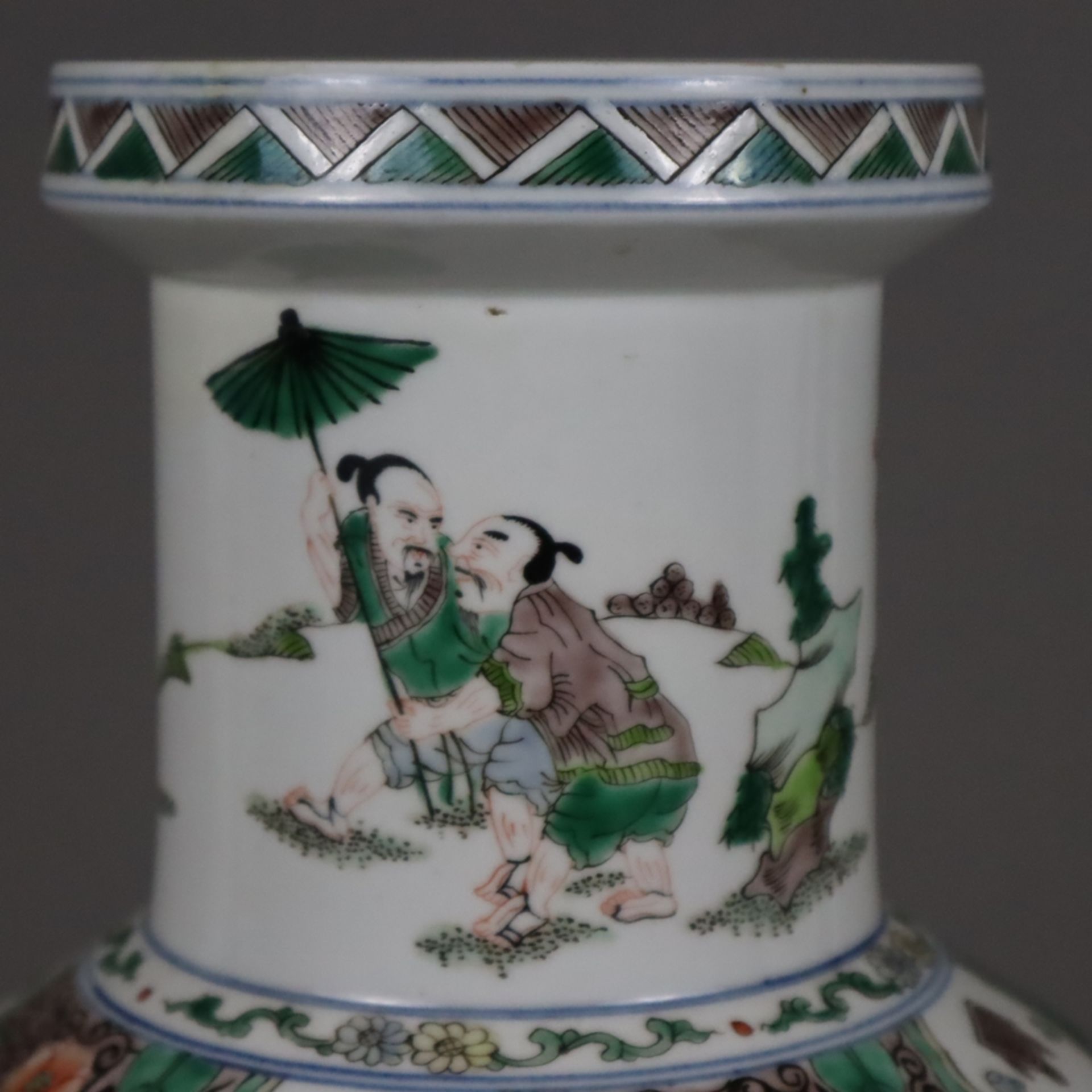 Rouleauvase im Kangxi-Stil - Porzellan. über rundem Standring zylindrischer Korpus mit abgesetzter  - Bild 3 aus 16