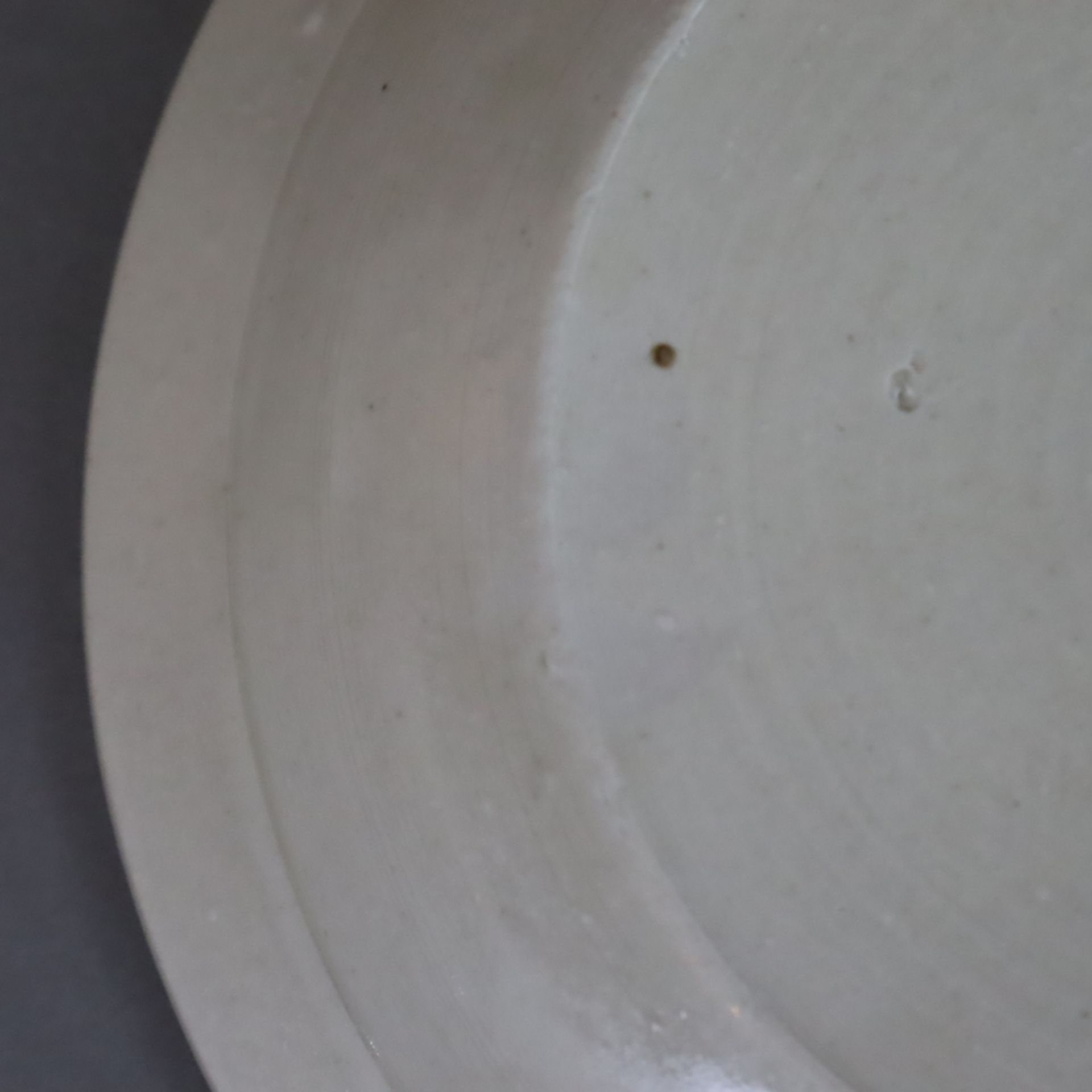 Flache Schale - China, Steinzeug, runde Form ohne Standring, allseits gräuliche Glasur, im Inneren  - Bild 8 aus 8