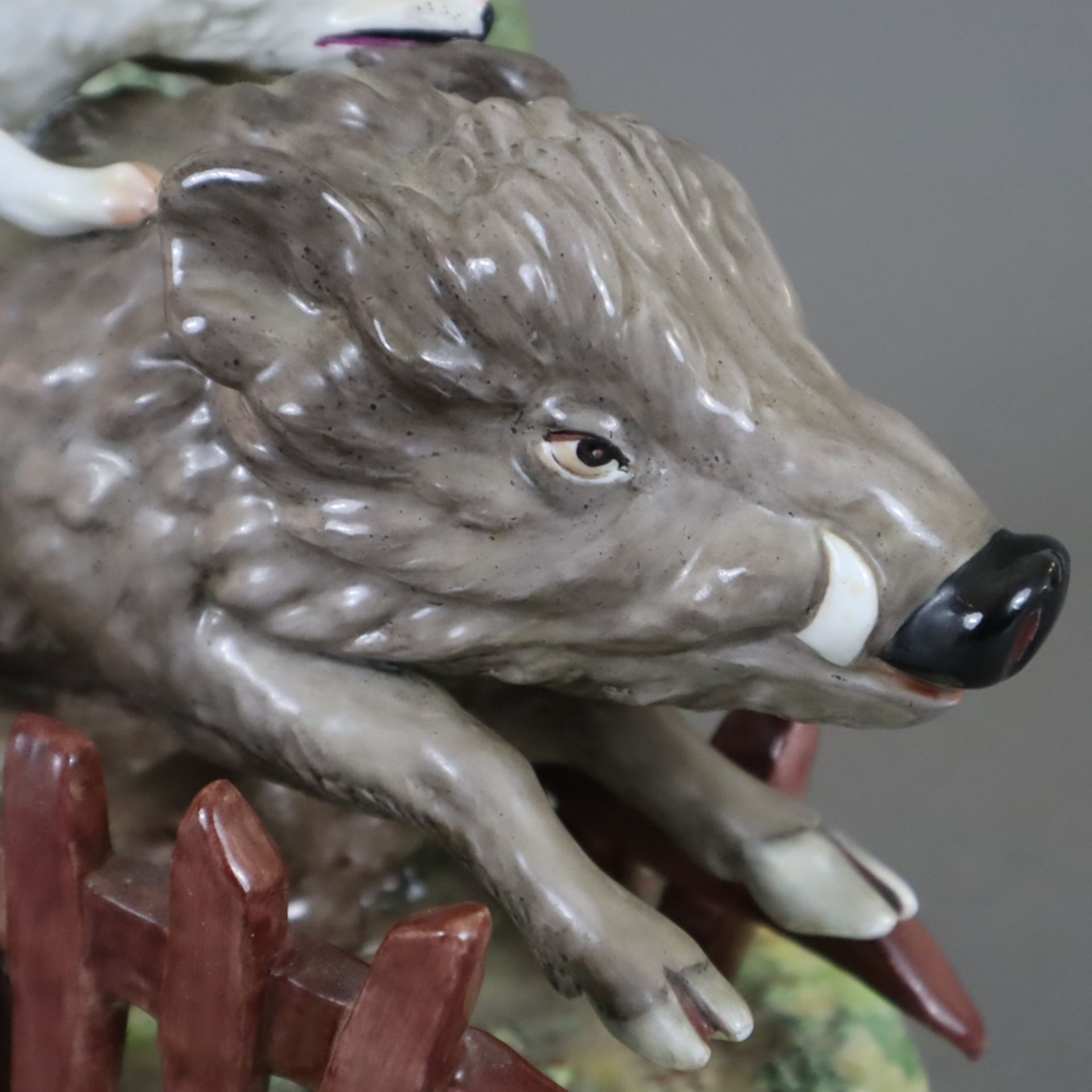 Tiergruppe „Sauhatz“ - Porzellan mit polychromer Bemalung, Jagdszene mit von drei Jagdhunden angegr - Bild 2 aus 11